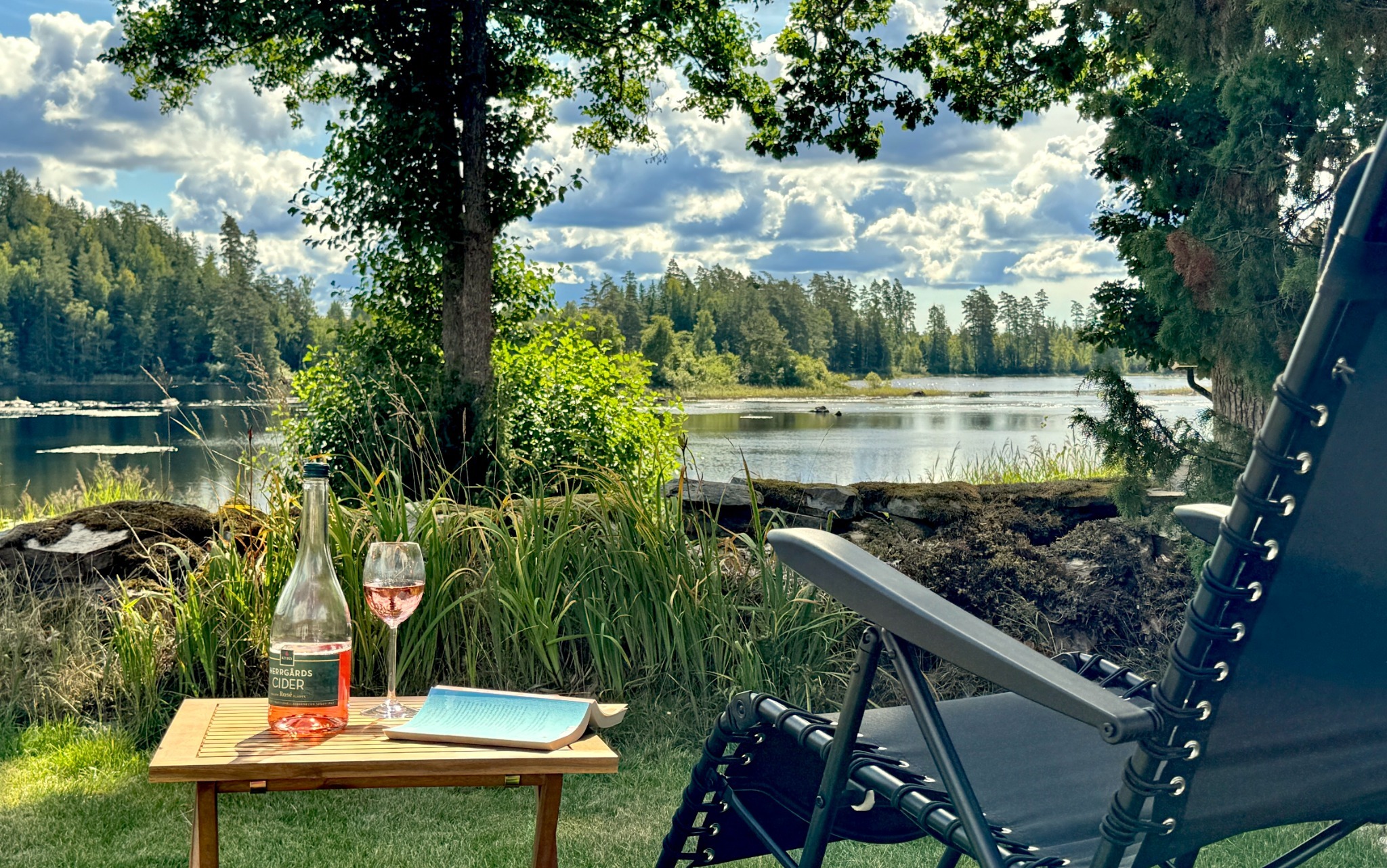 A deckchair, a book and cider beside Rågebodasjön