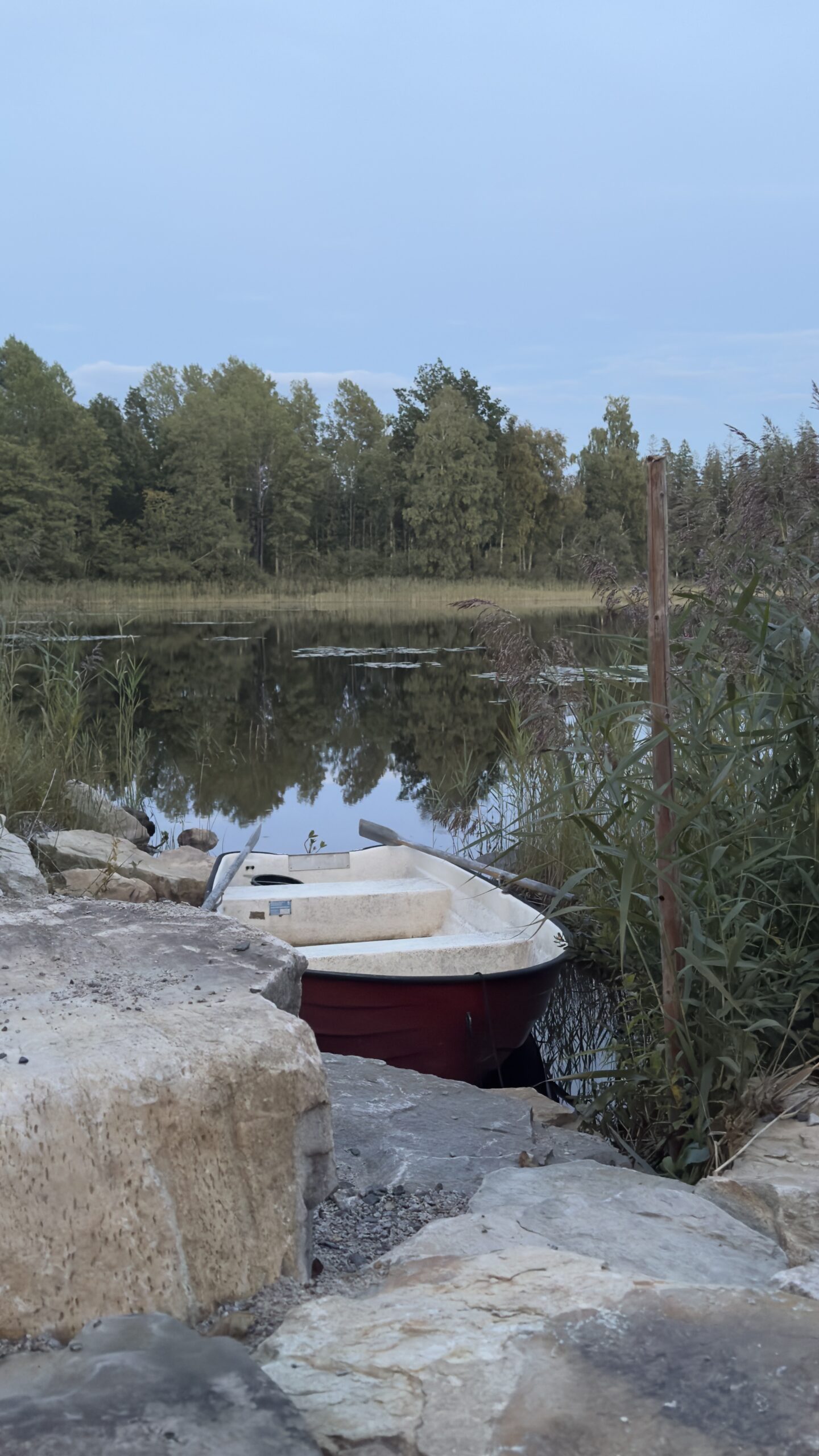 Rowing boat on the shore of Rågebodasjön